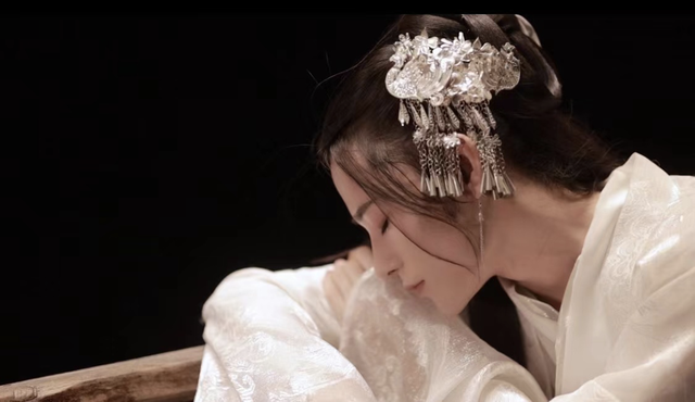 长发美男子直播教美妆，个位数观看也能成交上万休闲区蓝鸢梦想 - Www.slyday.coM