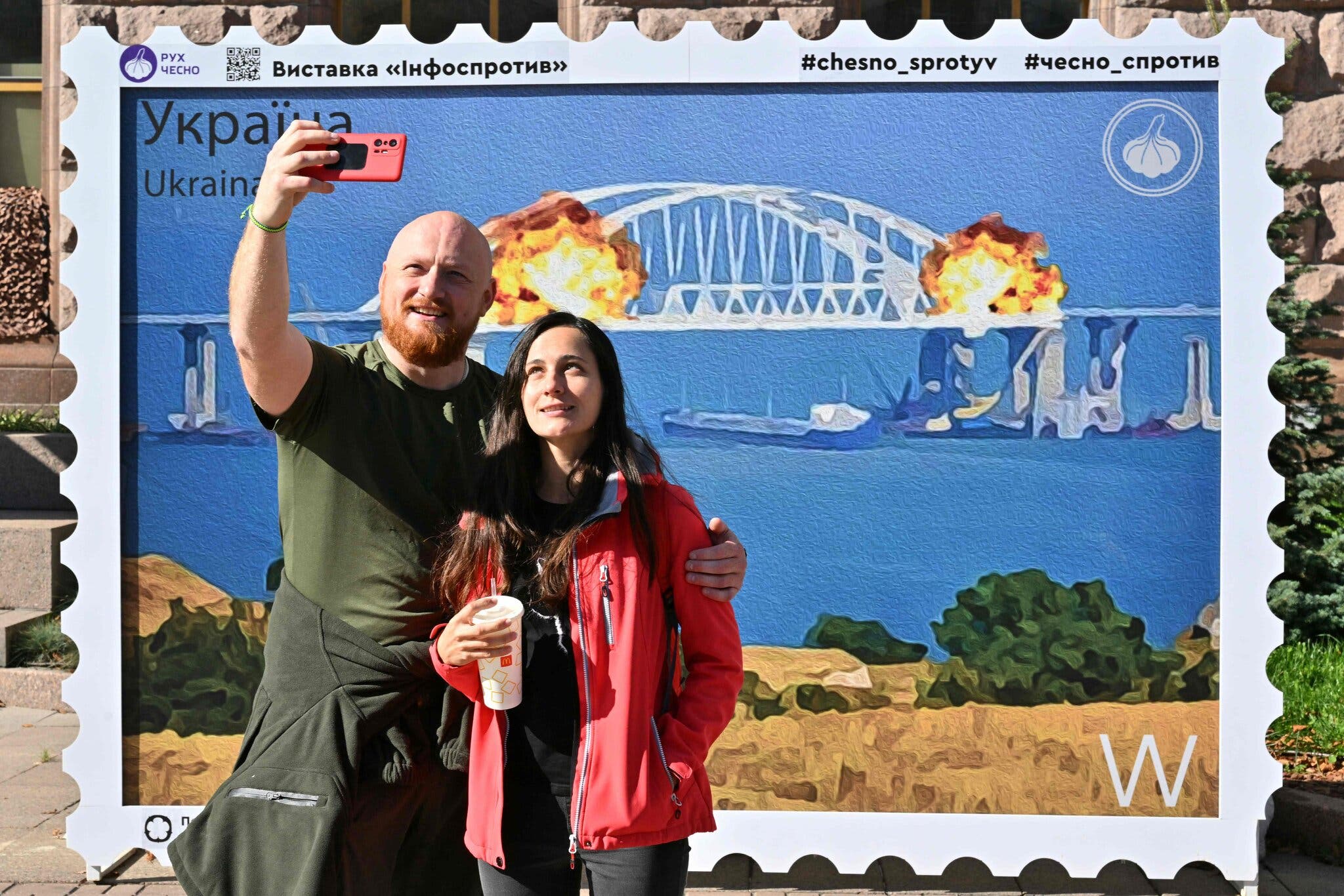 大桥爆炸后，基辅市政厅外这幕令人傻眼：到底谁是恐怖主义？休闲区蓝鸢梦想 - Www.slyday.coM