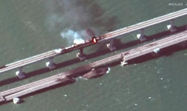 卫星图曝光！克里米亚大桥爆炸起火 桥面受损明显