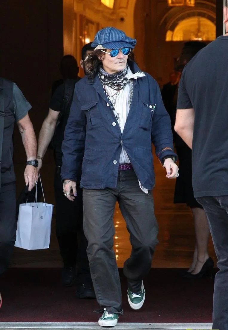 当地时间10月6日,johnny depp现身波士顿好久不见的德普现身啦,贝雷帽