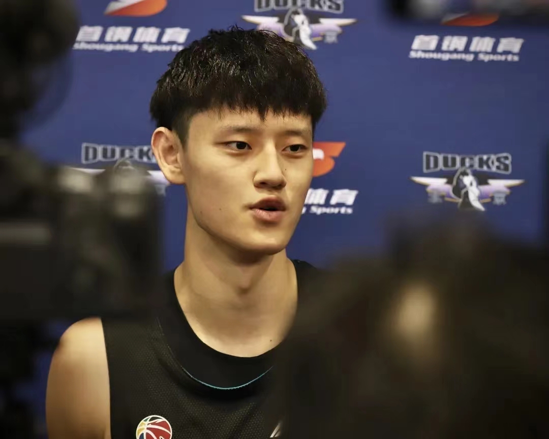 北京队曾凡博接受采访也期待通过新球员选拔大会登陆联赛的王岚嵚等20