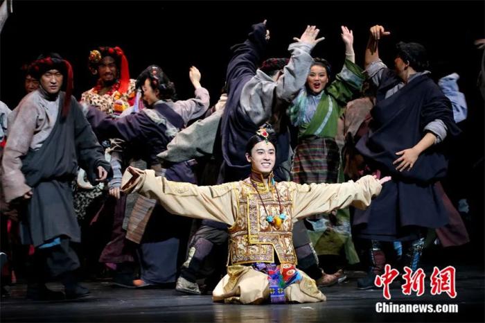 东西问丨作家阿来：为什么文学最重要的还是语言？休闲区蓝鸢梦想 - Www.slyday.coM