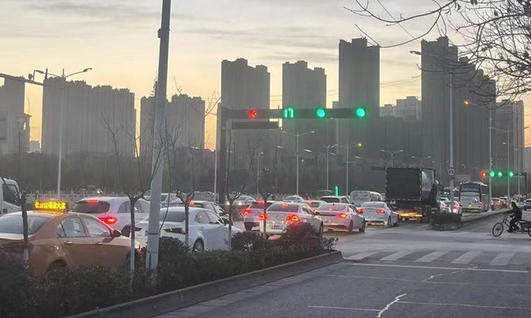 告别“傻瓜式”信号灯 西安在27个路口设置智能红绿灯治理拥堵休闲区蓝鸢梦想 - Www.slyday.coM