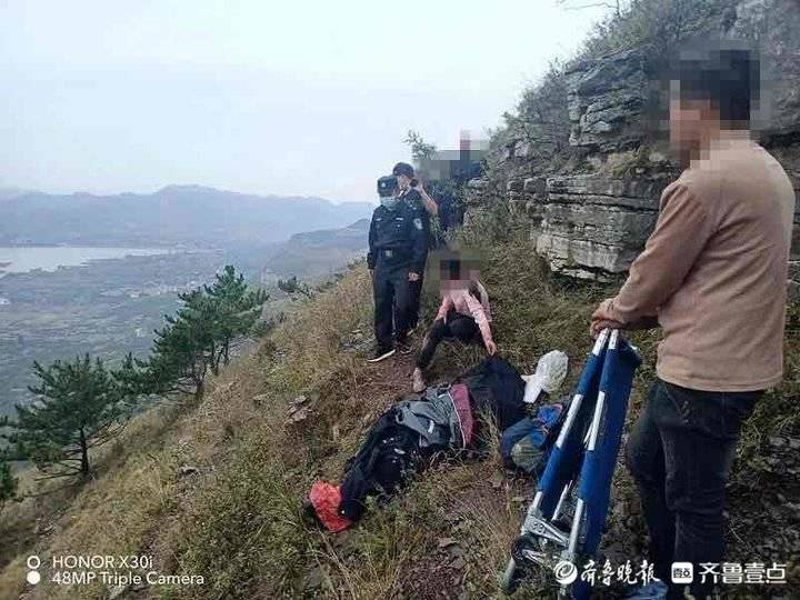 爷俩被困山顶，“驴友”爬山受伤，蒙山上演两起紧急救助休闲区蓝鸢梦想 - Www.slyday.coM