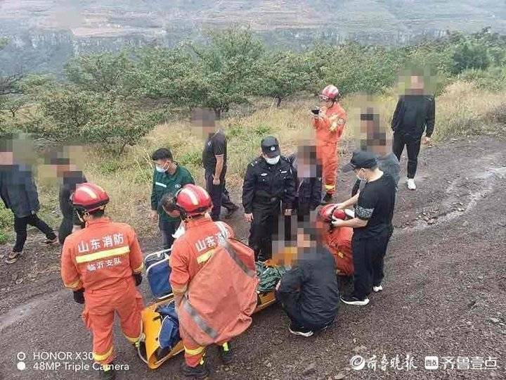 爷俩被困山顶，“驴友”爬山受伤，蒙山上演两起紧急救助休闲区蓝鸢梦想 - Www.slyday.coM