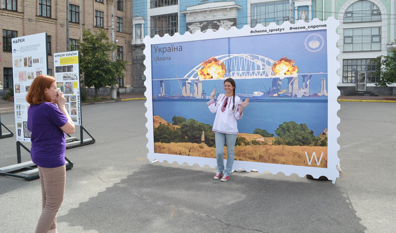 大桥爆炸后，基辅市政厅外这幕令人傻眼：到底谁是恐怖主义？休闲区蓝鸢梦想 - Www.slyday.coM