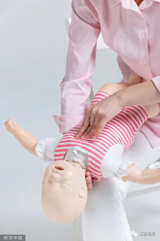 与死神赛跑的4分钟！她隔空救下幼儿一条命！休闲区蓝鸢梦想 - Www.slyday.coM