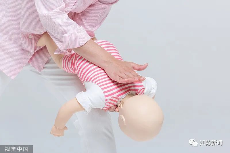 与死神赛跑的4分钟！她隔空救下幼儿一条命！休闲区蓝鸢梦想 - Www.slyday.coM