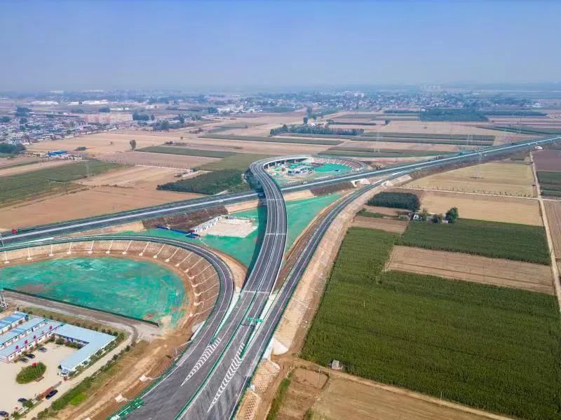 近日,津石高速公路机场连接线工程正在紧张建设中.