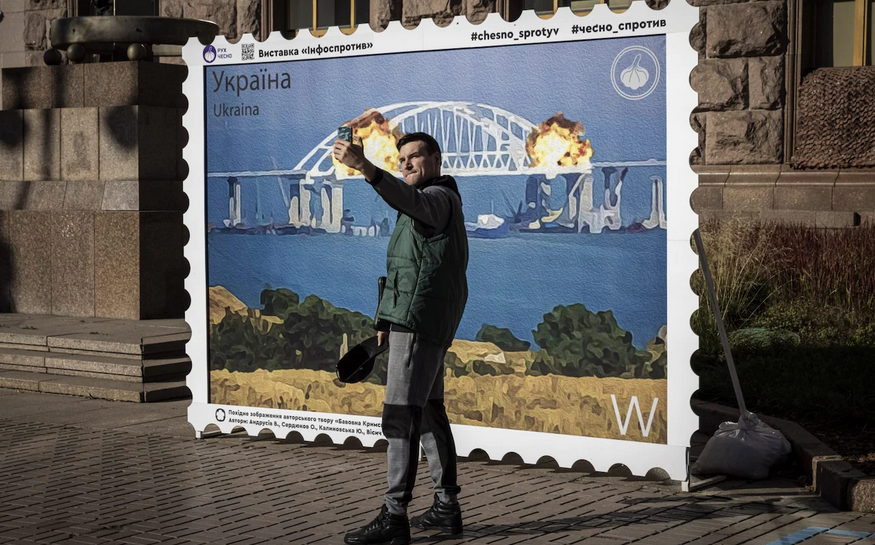 大桥爆炸后，基辅市政厅外这幕令人傻眼：到底谁是恐怖主义？休闲区蓝鸢梦想 - Www.slyday.coM