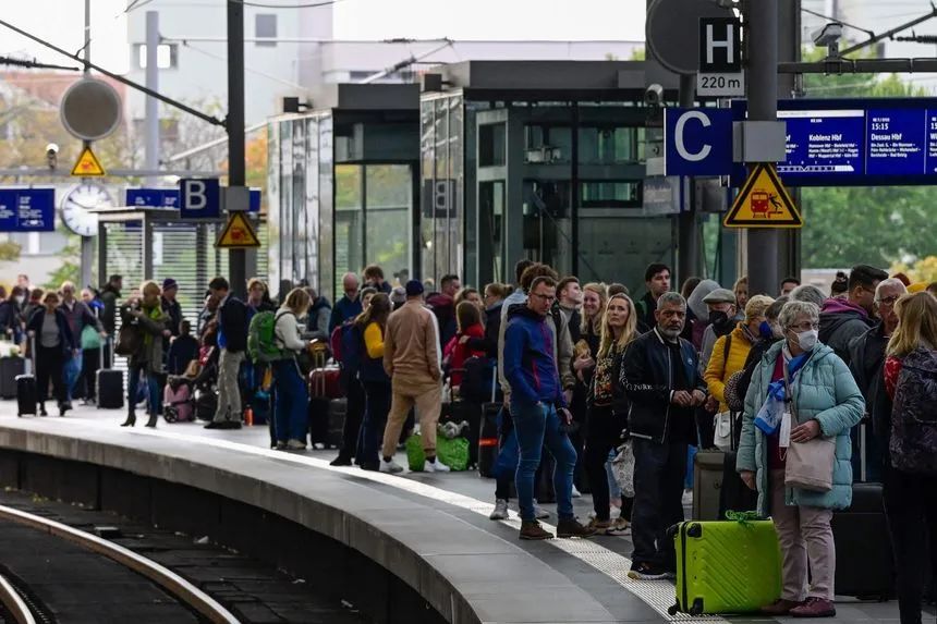 德国北部铁路网络出现中断后，乘客挤满车站的站台。 图源：外媒