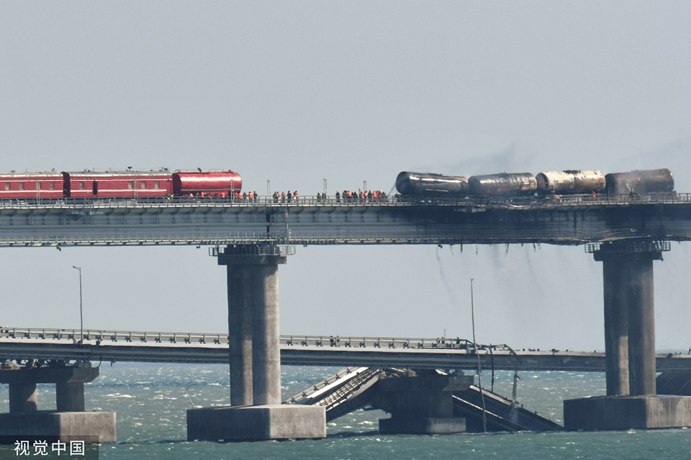 当地时间2022年10月8日，克里米亚，连接俄罗斯大陆和克里米亚半岛的克里米亚大桥上的燃油罐被烧毁。