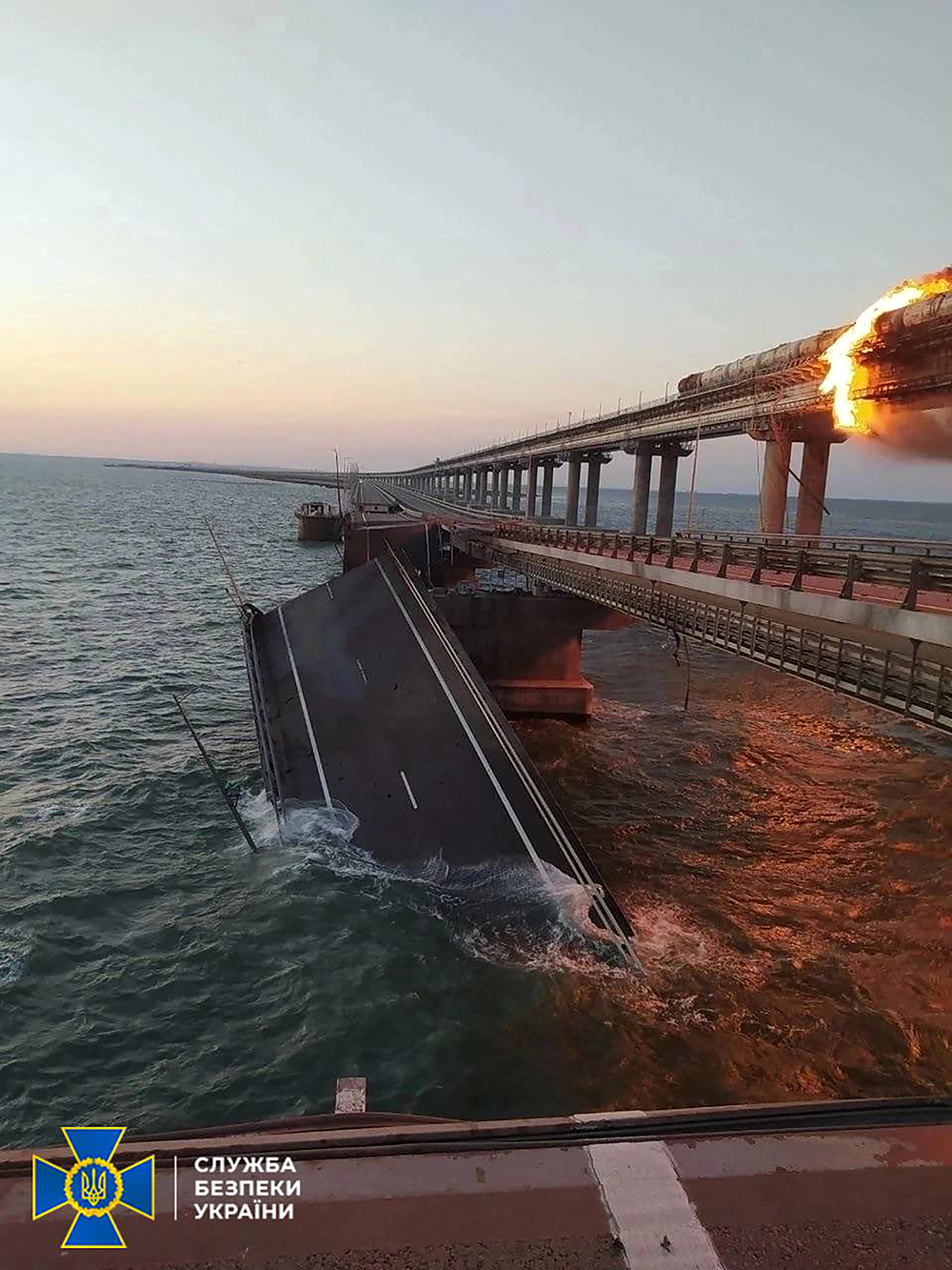 当地时间2022年10月8日，克里米亚，在连接克里米亚和俄罗斯的克里米亚跨海大桥上，一枚汽车炸弹引发了大火。本文图片 人民视觉