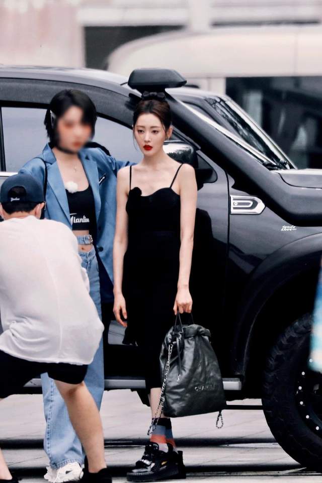 张天爱偶遇图又美出圈了，这姐有颜值牛逼症吧，出现既是名场面休闲区蓝鸢梦想 - Www.slyday.coM