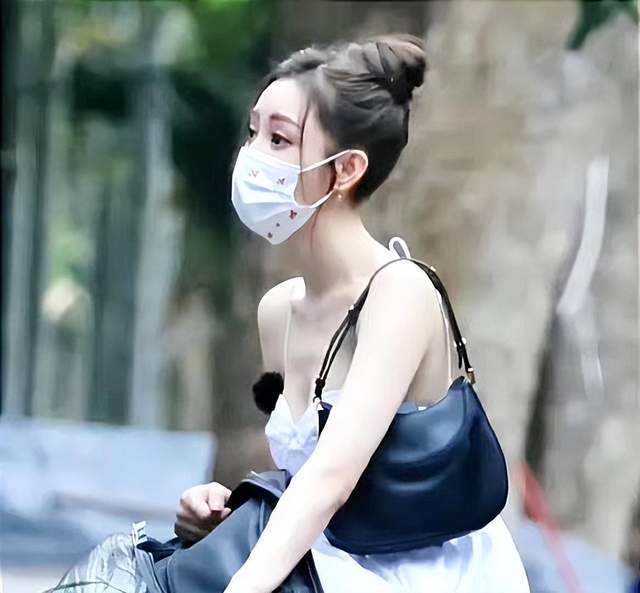 张天爱偶遇图又美出圈了，这姐有颜值牛逼症吧，出现既是名场面休闲区蓝鸢梦想 - Www.slyday.coM