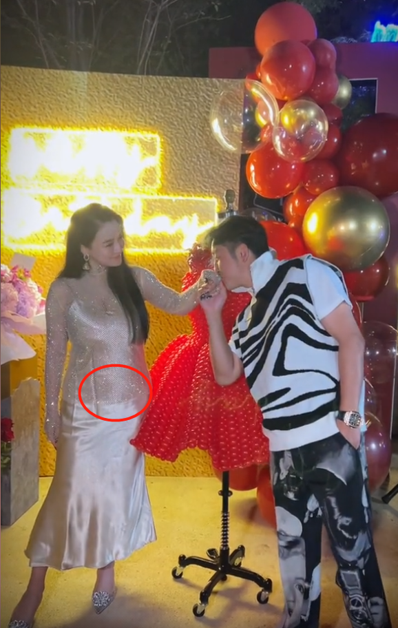 过生日穿金色长裙太优雅,小腹微微隆起显孕相|邹市明|冉莹颖|金色