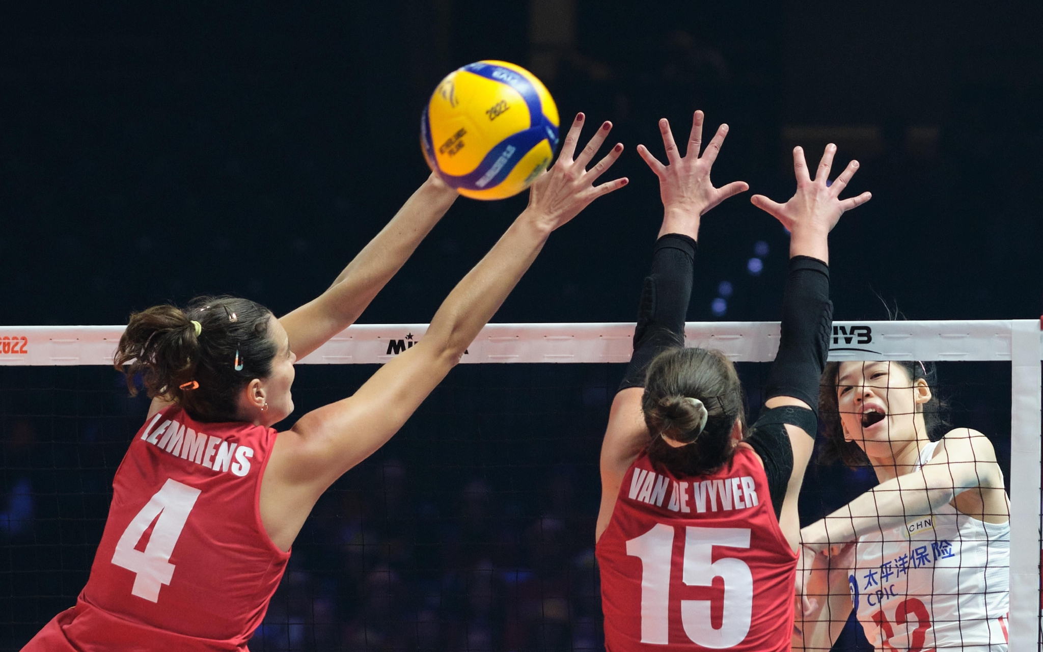 李盈莹(右)在比赛中扣球. &nbsp;新华社记者 孟鼎博 摄