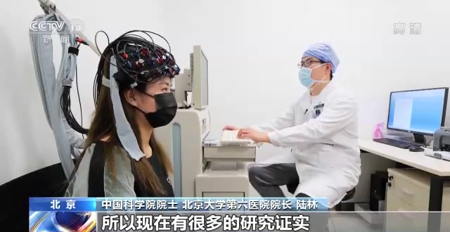 近七成晚睡都与手机有关！听专家解读关于睡眠那些事休闲区蓝鸢梦想 - Www.slyday.coM