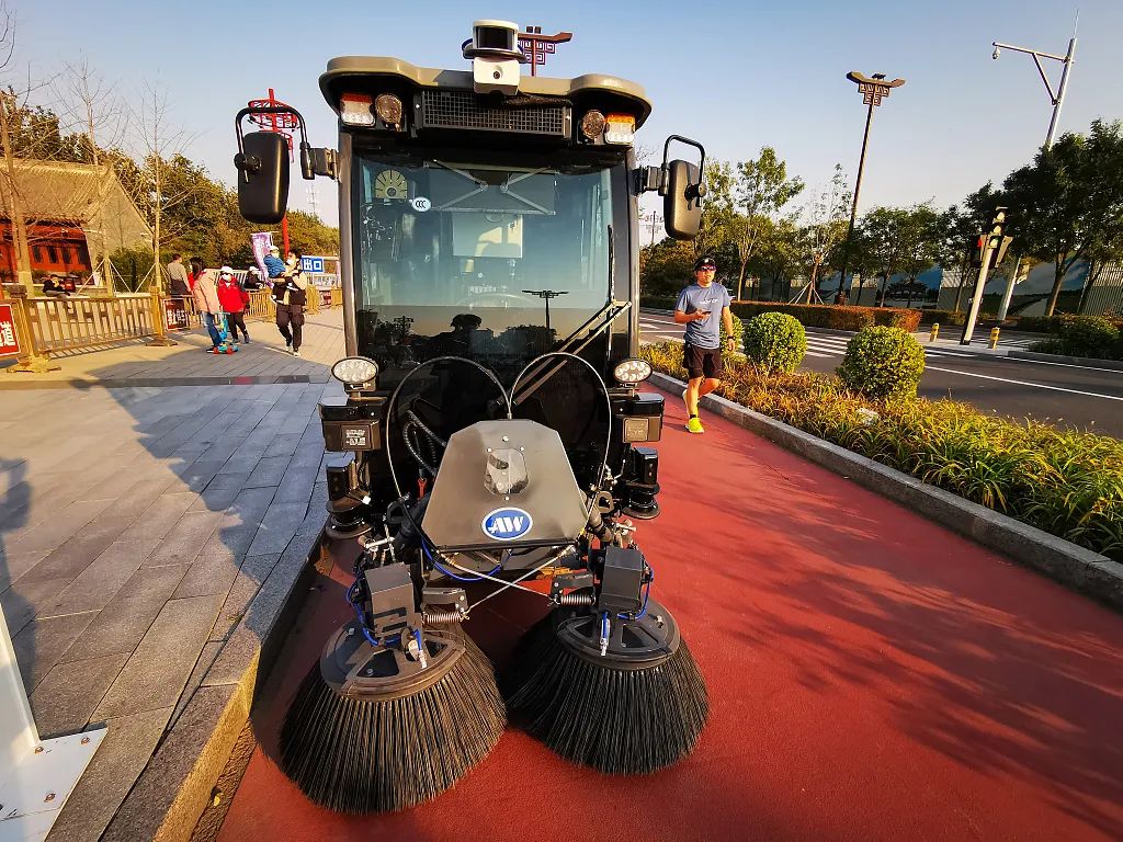 智能无人驾驶清扫车。图源：视觉中国