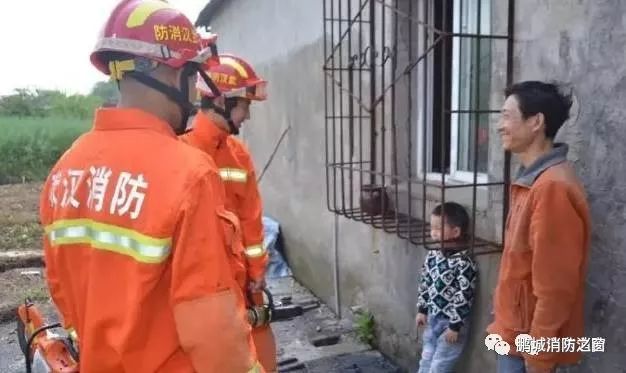 隔着屏幕都疼！浙江阿婆被拉链卡住眼皮！螺丝刀、老虎钳齐上场休闲区蓝鸢梦想 - Www.slyday.coM