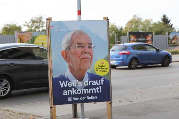 这是10月9日在奥地利首都维也纳拍摄的范德贝伦的竞选海报。 （新华社发）