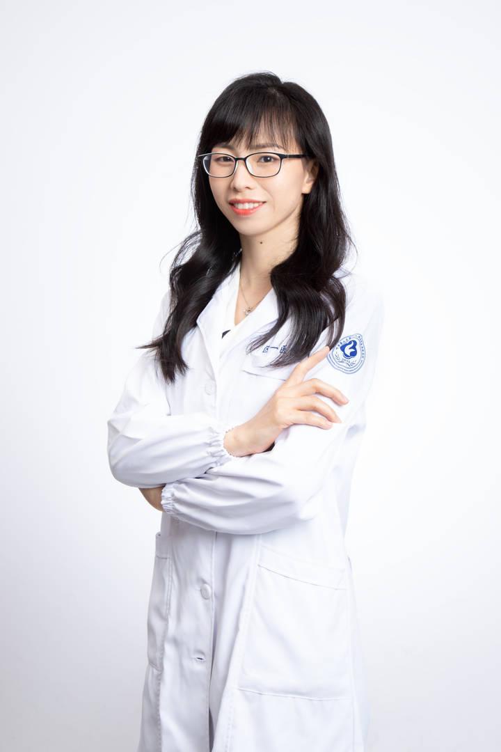 60岁老父推着轮椅送几乎失明的儿子来求诊，年轻人要当心“甜蜜”的诱惑休闲区蓝鸢梦想 - Www.slyday.coM