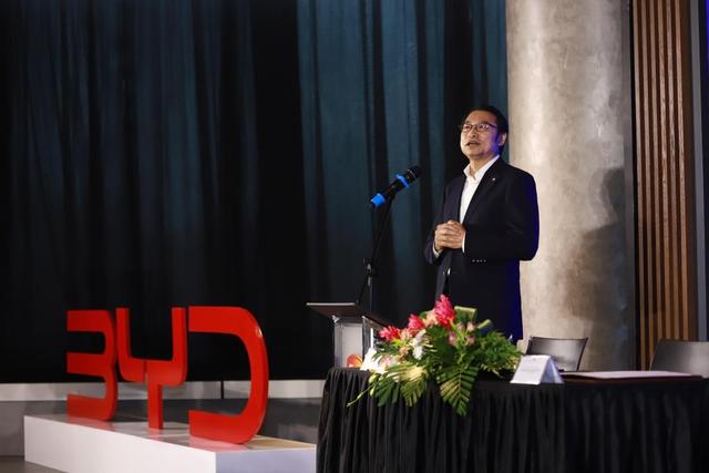 比亚迪亚太汽车销售事业部总经理刘学亮现场发言