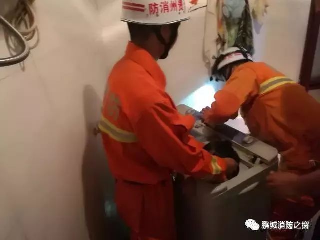 隔着屏幕都疼！浙江阿婆被拉链卡住眼皮！螺丝刀、老虎钳齐上场休闲区蓝鸢梦想 - Www.slyday.coM