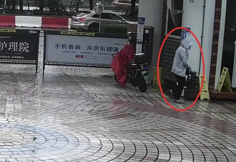 穿上雨披变装仍被发现，上海一保姆代雇主做核酸双双被罚休闲区蓝鸢梦想 - Www.slyday.coM