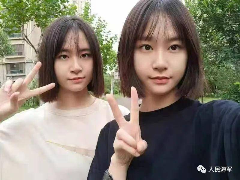 复制粘贴般的飒！双胞胎姐妹一同入伍成海军新兵休闲区蓝鸢梦想 - Www.slyday.coM