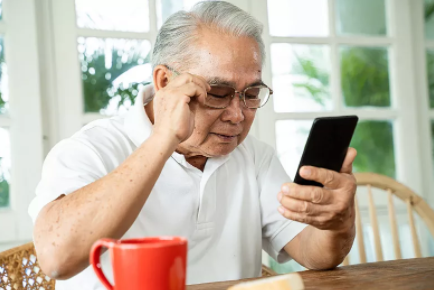 60岁老父推着轮椅送几乎失明的儿子来求诊，年轻人要当心“甜蜜”的诱惑休闲区蓝鸢梦想 - Www.slyday.coM