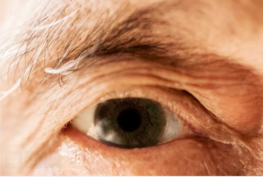 60岁老父推着轮椅送几乎失明的儿子来求诊，年轻人要当心“甜蜜”的诱惑休闲区蓝鸢梦想 - Www.slyday.coM