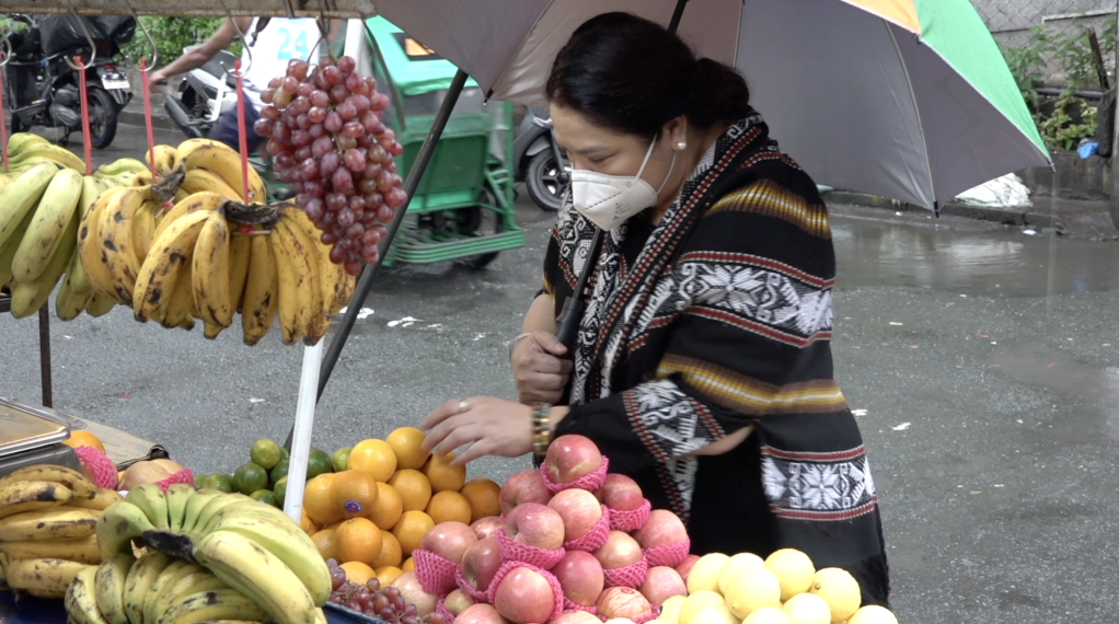 德莱昂在菲律宾一处市场购物。视频截图