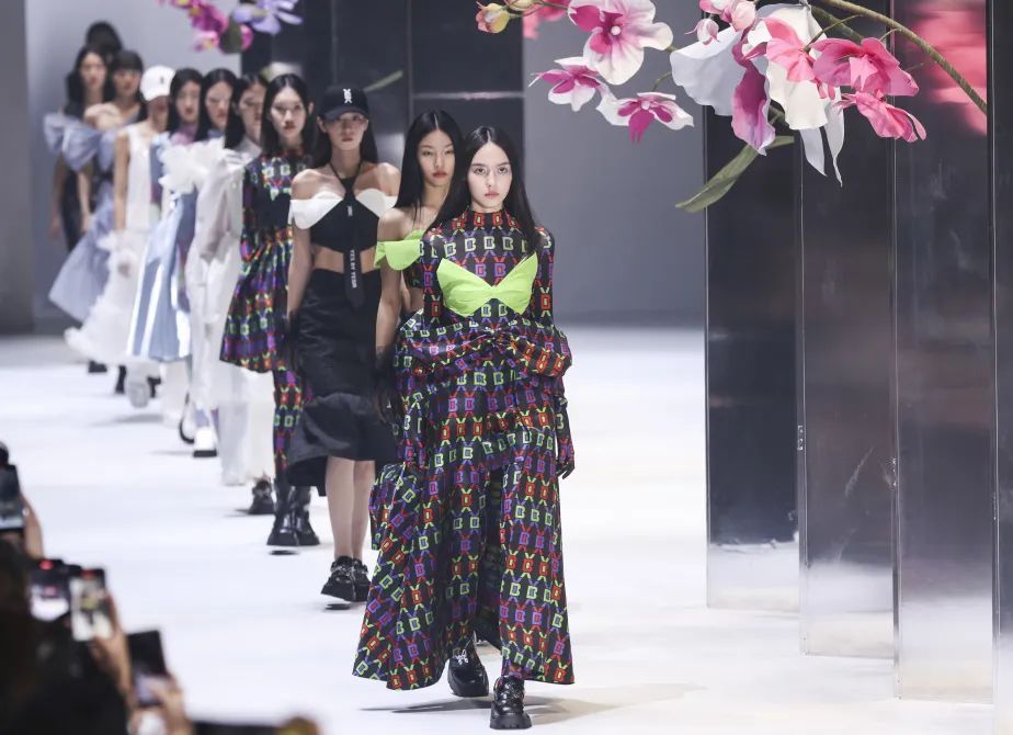 走过20年，上海时装周这些设计师们交出不同的答案休闲区蓝鸢梦想 - Www.slyday.coM