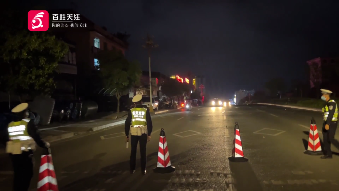 女子酒驾被抓，朋友见状开心起哄：请开始你的表演休闲区蓝鸢梦想 - Www.slyday.coM