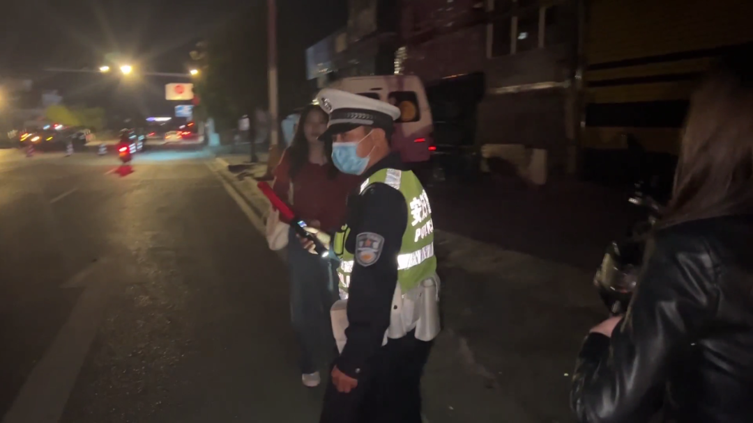 女子酒驾被抓，朋友见状开心起哄：请开始你的表演休闲区蓝鸢梦想 - Www.slyday.coM