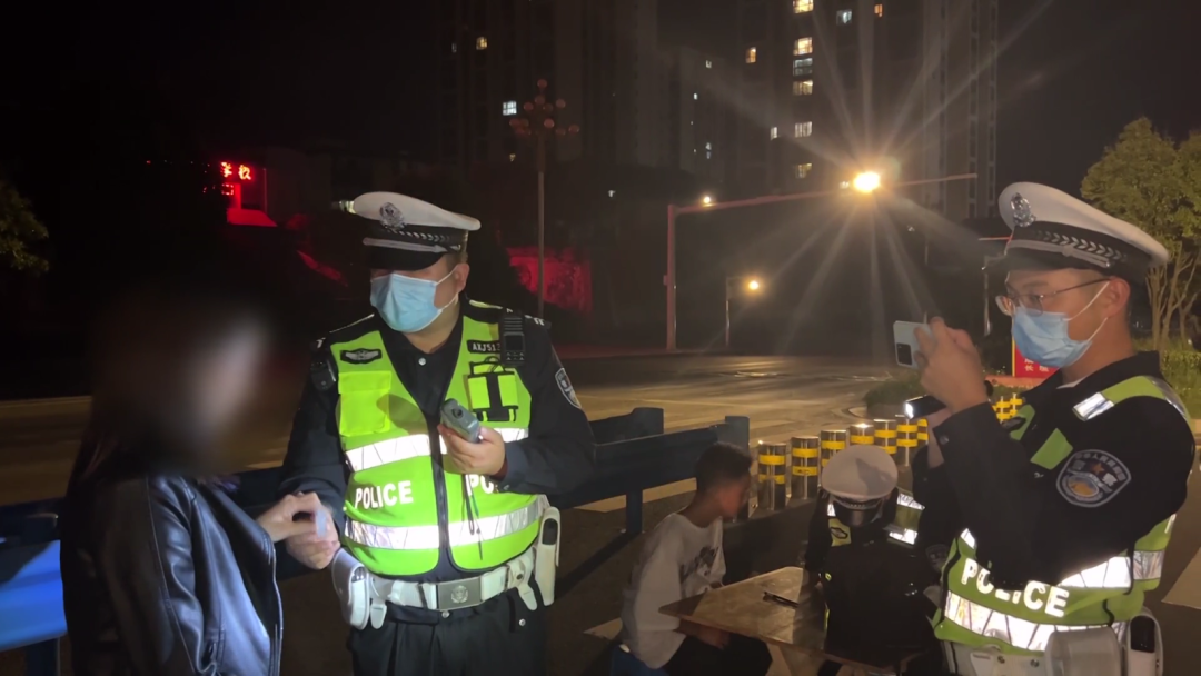 女子酒驾被抓，朋友见状开心起哄：请开始你的表演休闲区蓝鸢梦想 - Www.slyday.coM