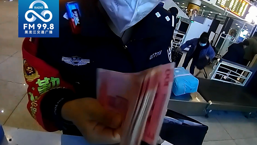 直到听到广播寻物，男子才发现自己的包竟然丢了……休闲区蓝鸢梦想 - Www.slyday.coM