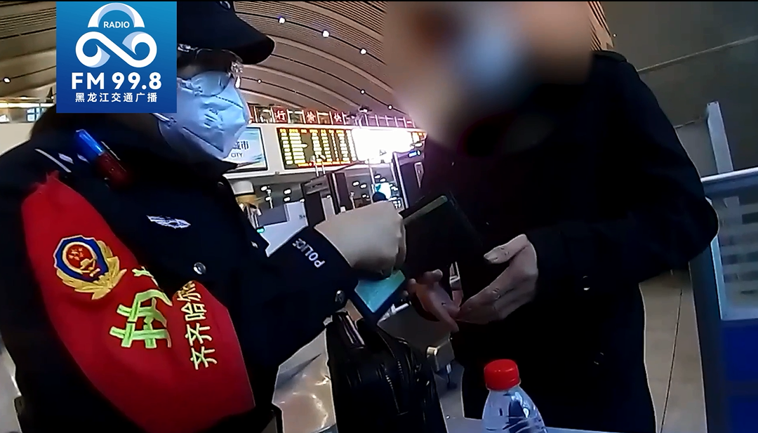 直到听到广播寻物，男子才发现自己的包竟然丢了……休闲区蓝鸢梦想 - Www.slyday.coM