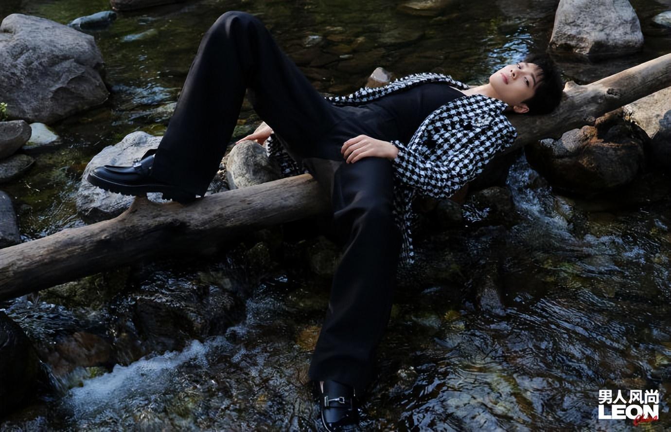 当红小生齐上十月封面，00后这小生成赢家，不愧统一亚洲审美的人休闲区蓝鸢梦想 - Www.slyday.coM