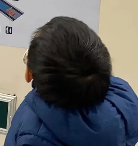 爸爸带娃不小心把女儿摇下吊桥……宝宝安全问题哪里能开玩笑！休闲区蓝鸢梦想 - Www.slyday.coM