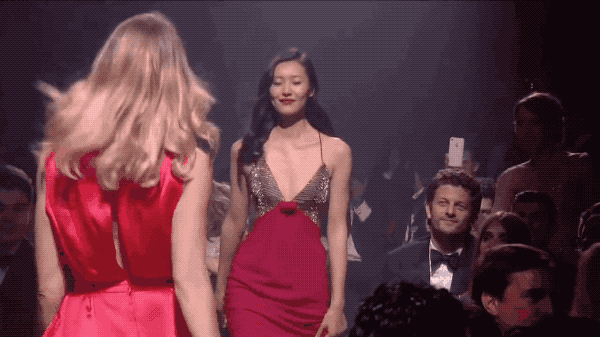 刘雯vs全美第一大网红？！这……休闲区蓝鸢梦想 - Www.slyday.coM