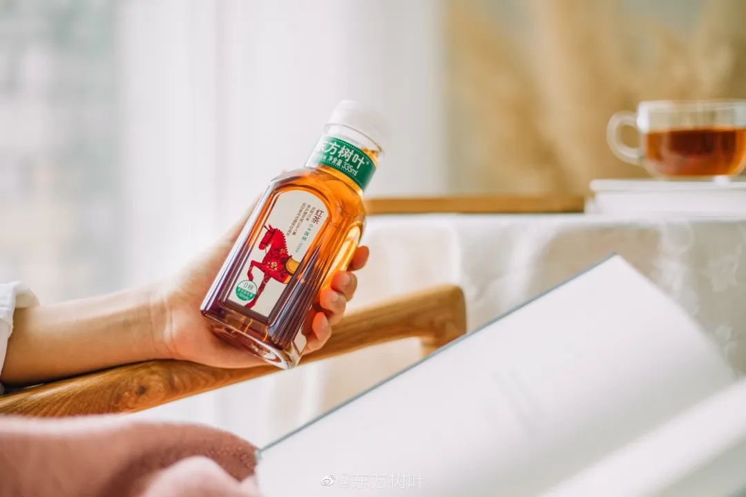 "舒民是农夫山泉的经销商,他清晰地记得,2016年东方树叶的动销不太好