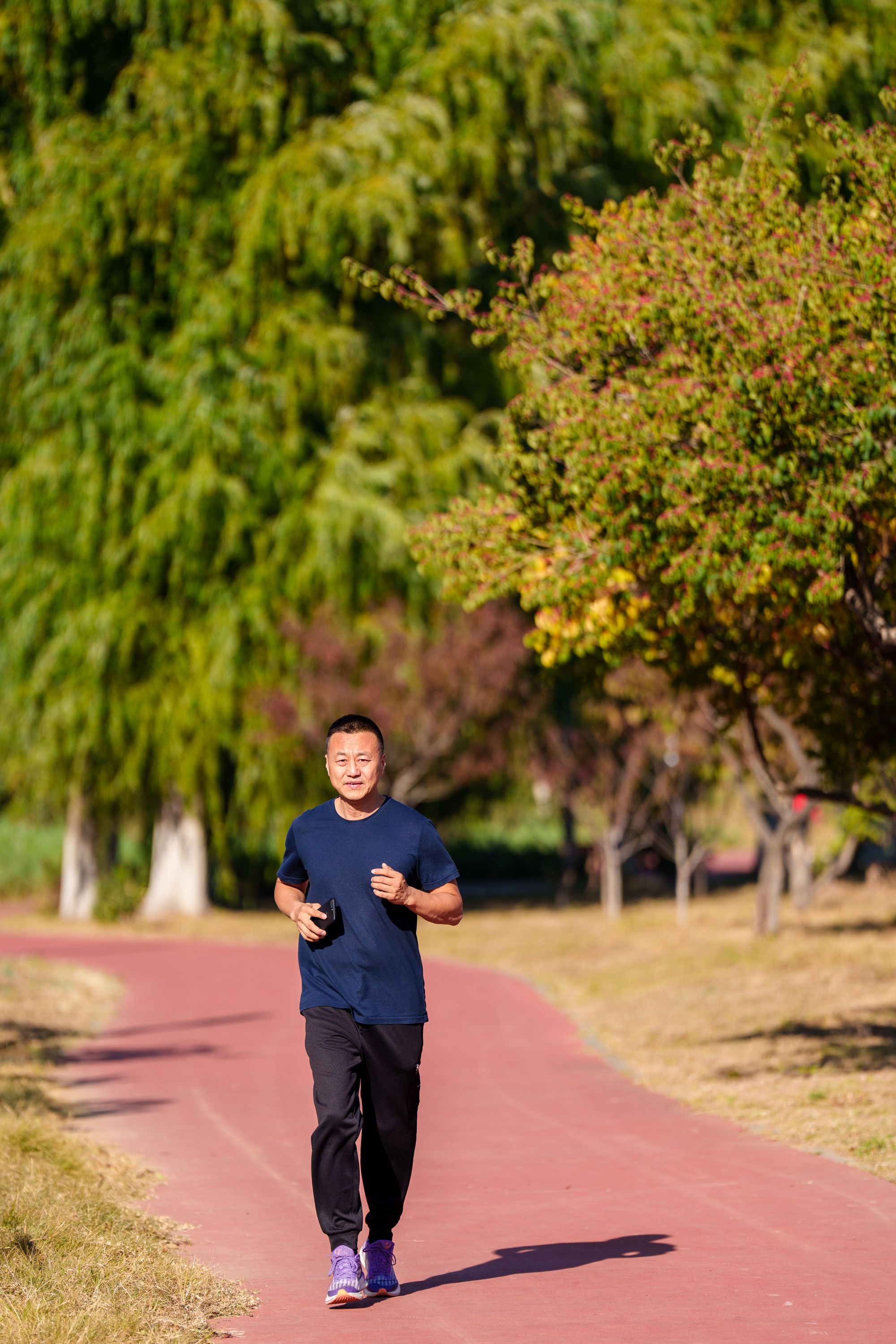 市民在健身休闲步道上跑步.新京报记者 王子诚 摄
