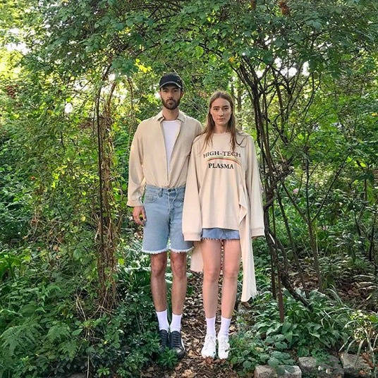 8年穿情侣装不带重样，这对“戏精CP”爆红网络：求求别再“虐狗”了……休闲区蓝鸢梦想 - Www.slyday.coM