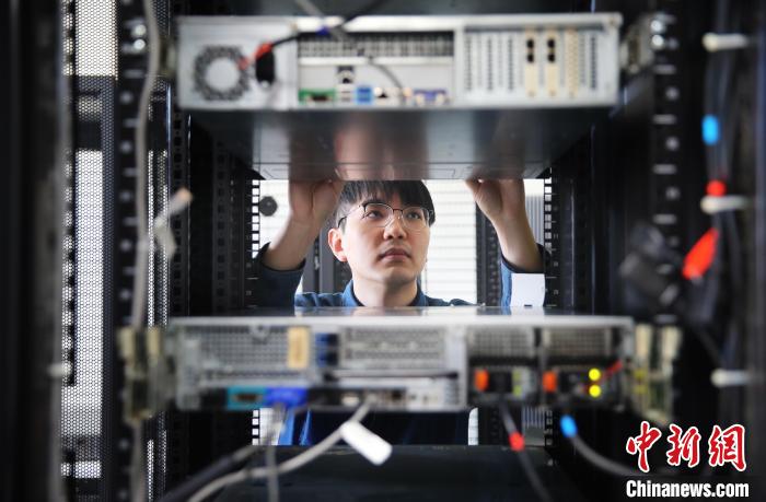 【十年@每一个奋斗的你】守护“第五空间”的“数字工匠”常杰：维护网络安全乐在其中休闲区蓝鸢梦想 - Www.slyday.coM