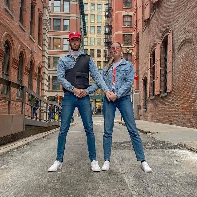 8年穿情侣装不带重样，这对“戏精CP”爆红网络：求求别再“虐狗”了……休闲区蓝鸢梦想 - Www.slyday.coM