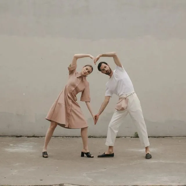 8年穿情侣装不带重样，这对“戏精CP”爆红网络：求求别再“虐狗”了……休闲区蓝鸢梦想 - Www.slyday.coM