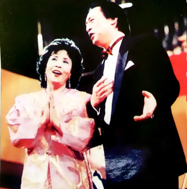 去年10月,方初善老师还与歌唱家李光曦,胡松华,邓玉华等人同台,共同