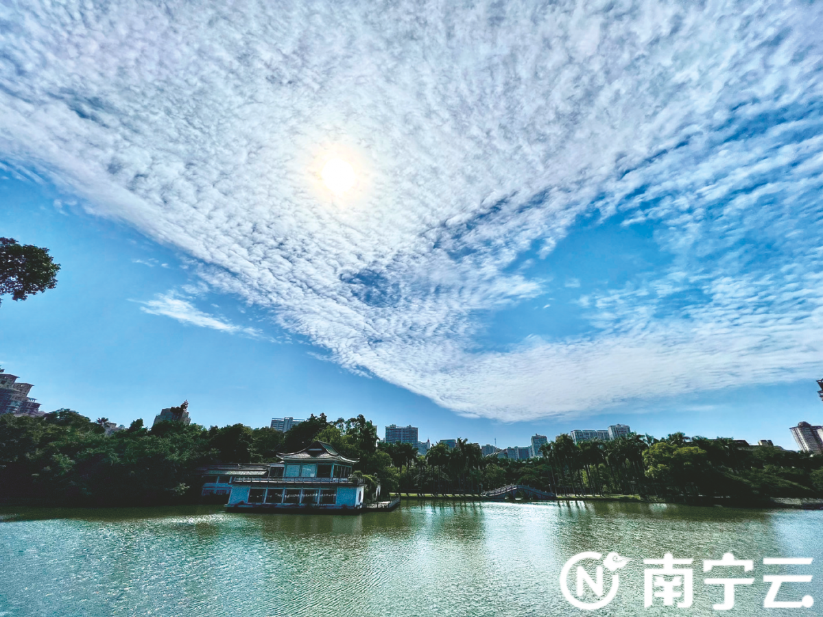 “鱼鳞”铺满半边天 你收到大自然给的“打工人礼物”了吗？休闲区蓝鸢梦想 - Www.slyday.coM